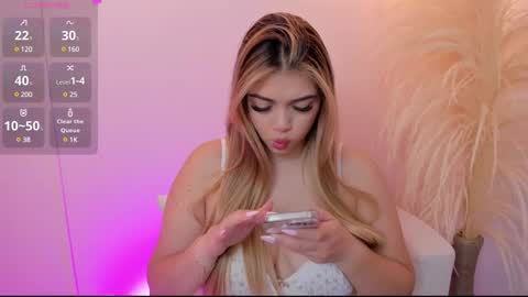 Snapshot of thaliafox_ chatting on March 4, 7:08 am Thalia online show from March 4, 7:08 am