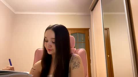 Yumi online show from March 10, 5:39 pm