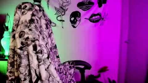 themelrose online show from December 4, 8:20 pm