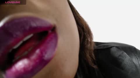 Snapshot of thickebonymilf chatting on October 11, 3:00 am XIOMARA online show from October 11, 3:00 am