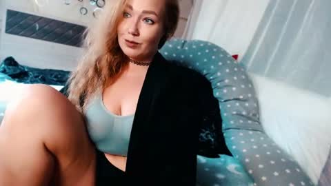 tiameow online show from August 5, 9:15 am