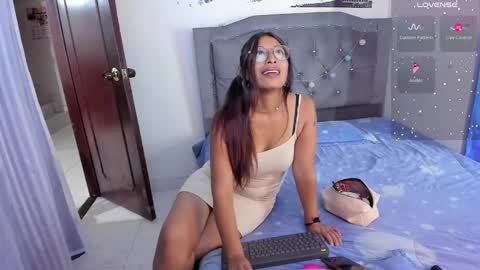 tiana_violet online show from May 13, 9:31 pm
