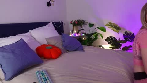 tinasiner online show from October 18, 3:59 pm