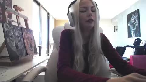 Snapshot of tinykylie chatting on September 27, 5:20 pm stage Kylie Sinner brand CLITBAIT online show from September 27, 5:20 pm