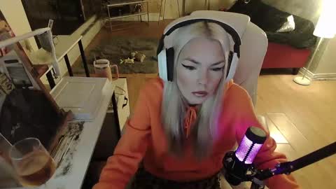 Snapshot of tinykylie chatting on January 30, 8:32 am stage Kylie Sinner brand CLITBAIT online show from January 30, 8:32 am