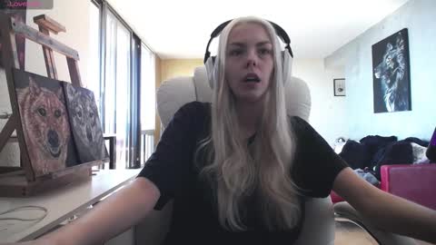 Snapshot of tinykylie chatting on September 21, 4:49 pm stage Kylie Sinner brand CLITBAIT online show from September 21, 4:49 pm