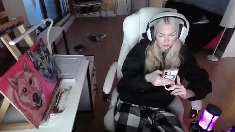 Snapshot of tinykylie chatting on February 6, 11:09 am stage Kylie Sinner brand CLITBAIT online show from February 6, 11:09 am