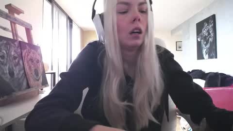 Snapshot of tinykylie chatting on October 12, 8:22 pm stage Kylie Sinner brand CLITBAIT online show from October 12, 8:22 pm