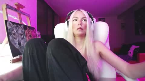 Snapshot of tinykylie chatting on October 16, 7:33 am stage Kylie Sinner brand CLITBAIT online show from October 16, 7:33 am