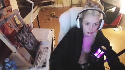 Snapshot of tinykylie chatting on February 18, 1:21 am stage Kylie Sinner brand CLITBAIT online show from February 18, 1:21 am