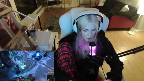 Snapshot of tinykylie chatting on January 26, 7:32 am stage Kylie Sinner brand CLITBAIT online show from January 26, 7:32 am