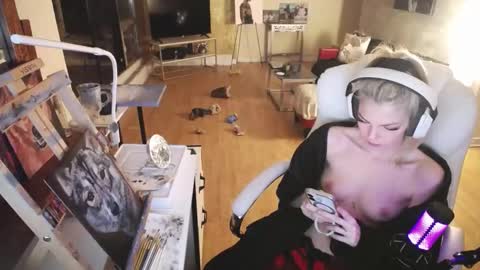 Snapshot of tinykylie chatting on February 21, 12:38 am stage Kylie Sinner brand CLITBAIT online show from February 21, 12:38 am