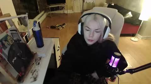 Snapshot of tinykylie chatting on January 31, 10:21 pm stage Kylie Sinner brand CLITBAIT online show from January 31, 10:21 pm