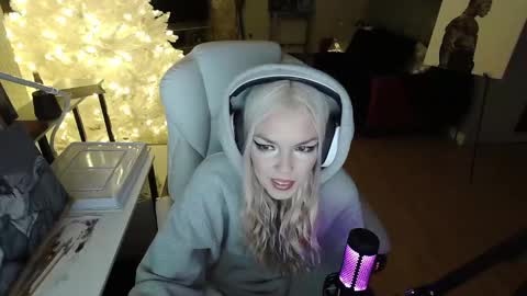 Snapshot of tinykylie chatting on January 21, 10:30 pm stage Kylie Sinner brand CLITBAIT online show from January 21, 10:30 pm