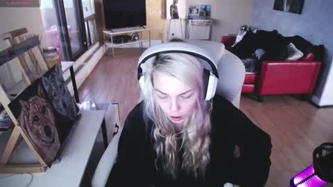 Snapshot of tinykylie chatting on September 12, 9:40 am stage Kylie Sinner brand CLITBAIT online show from September 12, 9:40 am