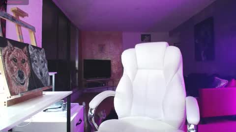 Snapshot of tinykylie chatting on September 23, 12:31 am stage Kylie Sinner brand CLITBAIT online show from September 23, 12:31 am