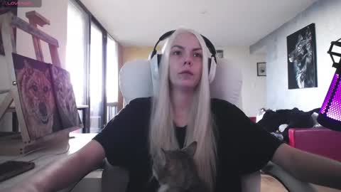 Snapshot of tinykylie chatting on September 13, 10:07 pm stage Kylie Sinner brand CLITBAIT online show from September 13, 10:07 pm