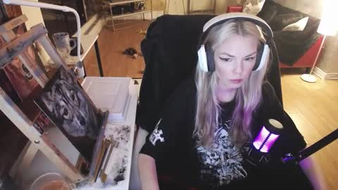 Snapshot of tinykylie chatting on February 20, 3:01 am stage Kylie Sinner brand CLITBAIT online show from February 20, 3:01 am