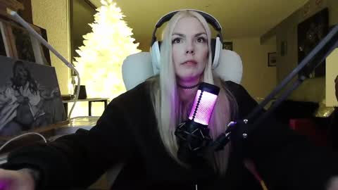 Snapshot of tinykylie chatting on January 24, 6:24 am stage Kylie Sinner brand CLITBAIT online show from January 24, 6:24 am