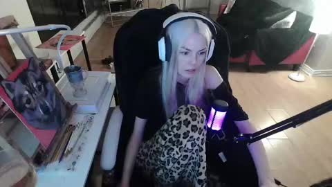 Snapshot of tinykylie chatting on February 8, 4:14 am stage Kylie Sinner brand CLITBAIT online show from February 8, 4:14 am