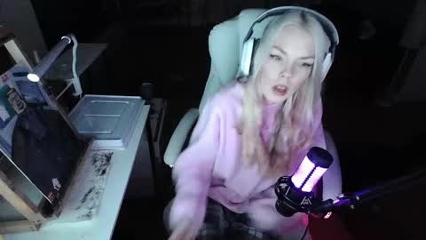 Snapshot of tinykylie chatting on January 28, 10:23 am stage Kylie Sinner brand CLITBAIT online show from January 28, 10:23 am