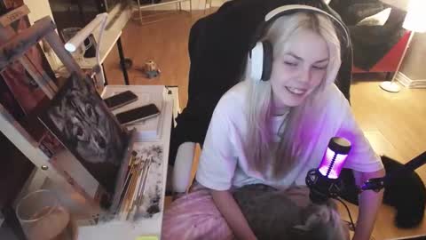 Snapshot of tinykylie chatting on February 22, 10:48 pm stage Kylie Sinner brand CLITBAIT online show from February 22, 10:48 pm