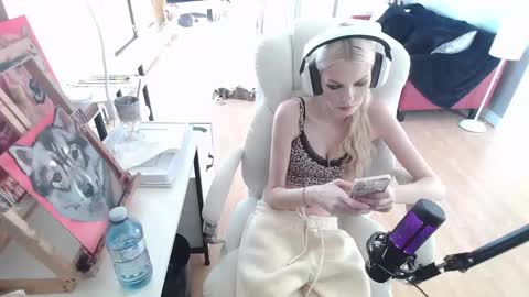 Snapshot of tinykylie chatting on February 10, 2:48 pm stage Kylie Sinner brand CLITBAIT online show from February 10, 2:48 pm