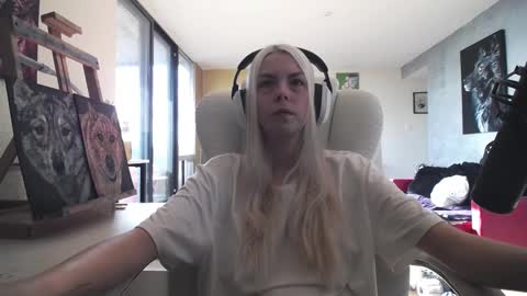 Snapshot of tinykylie chatting on October 9, 7:29 pm stage Kylie Sinner brand CLITBAIT online show from October 9, 7:29 pm