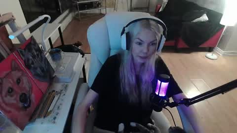 Snapshot of tinykylie chatting on February 7, 7:18 am stage Kylie Sinner brand CLITBAIT online show from February 7, 7:18 am