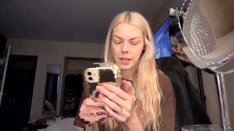Snapshot of tinykylie chatting on February 13, 11:17 am stage Kylie Sinner brand CLITBAIT online show from February 13, 11:17 am