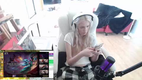 Snapshot of tinykylie chatting on February 5, 4:48 pm stage Kylie Sinner brand CLITBAIT online show from February 5, 4:48 pm