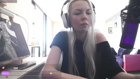 stage Kylie Sinner  brand CLITBAIT online show from May 2, 8:12 pm