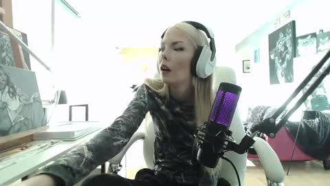 Snapshot of tinykylie chatting on January 24, 7:28 pm stage Kylie Sinner brand CLITBAIT online show from January 24, 7:28 pm