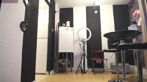 Snapshot of tinykylie chatting on September 10, 10:32 pm stage Kylie Sinner brand CLITBAIT online show from September 10, 10:32 pm