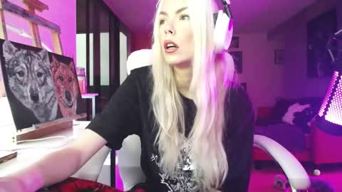 Snapshot of tinykylie chatting on October 19, 10:17 am stage Kylie Sinner brand CLITBAIT online show from October 19, 10:17 am