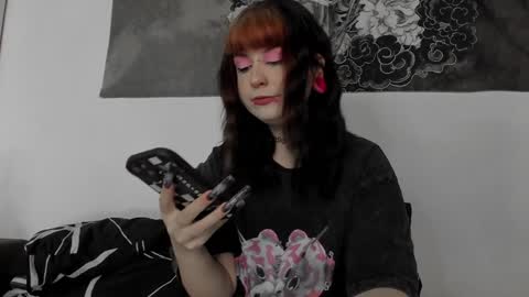 Snapshot of toriayun0 chatting on December 6, 11:13 pm your personal gothic girl check it online show from December 6, 11:13 pm