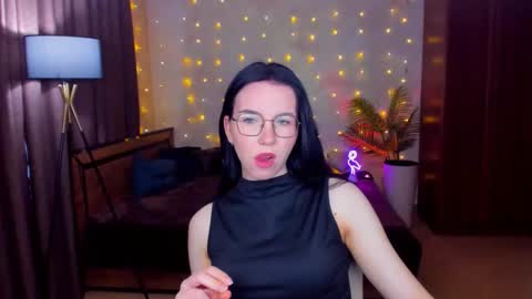 TriciaDaisy online show from April 21, 6:42 am