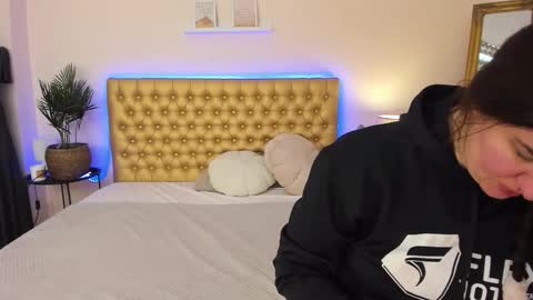 Mia online show from February 1, 6:23 am