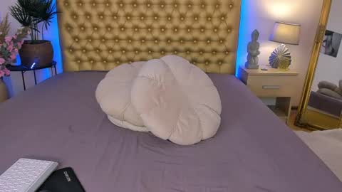 Mia online show from July 31, 6:14 am