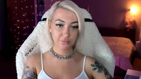 Snapshot of tykioty_miley chatting on February 26, 5:42 pm Miley online show from February 26, 5:42 pm