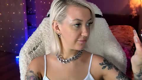 Snapshot of tykioty_miley chatting on October 18, 11:24 am Miley online show from October 18, 11:24 am