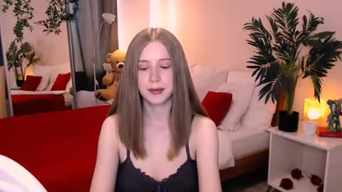 unreal_lady online show from June 15, 1:44 pm