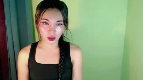 Snapshot of ur_innocent_girlx chatting on February 19, 3:39 am QUEENSY online show from February 19, 3:39 am
