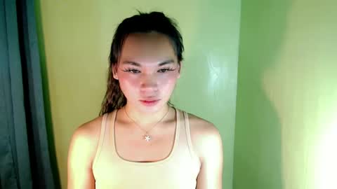 Snapshot of ur_innocent_girlx chatting on March 11, 3:04 am QUEENSY online show from March 11, 3:04 am