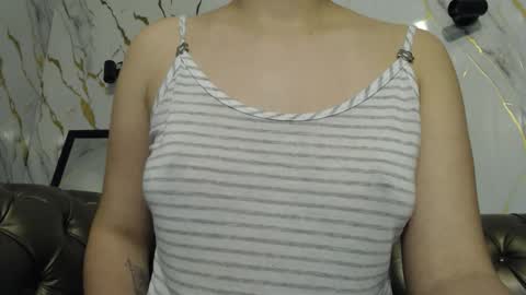 Snapshot of vainilla_cam chatting on October 12, 2:14 am Vainilla online show from October 12, 2:14 am