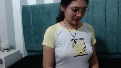 Snapshot of vainilla_cam chatting on December 6, 2:02 am Vainilla online show from December 6, 2:02 am