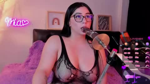 Mia online show from June 5, 10:05 pm