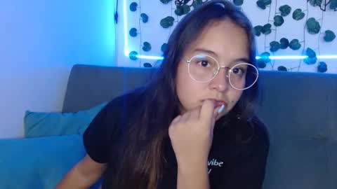 Snapshot of valeria_cherry chatting on December 19, 4:34 am valeria online show from December 19, 4:34 am