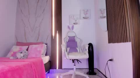 Vallolet Peach  online show from October 7, 11:25 am