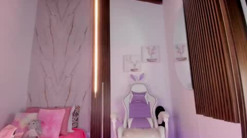 Vallolet Peach  online show from September 26, 11:30 am